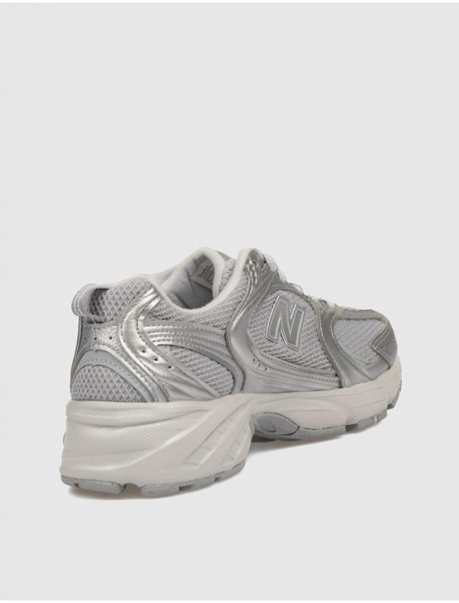ZAPATILLA NEW BALANCE U530 PLATA