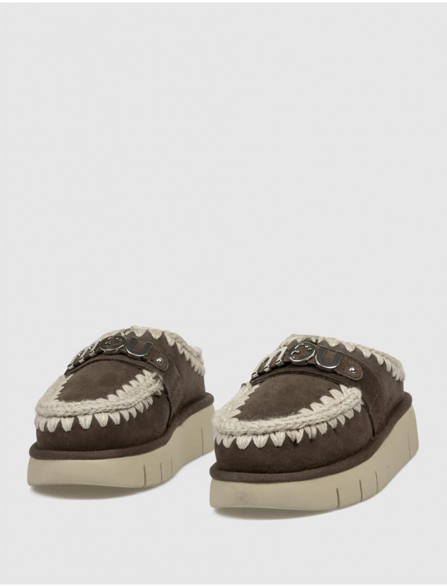 ZUECO MOU BOUNCE CLOG METAL LOGO MARRoN