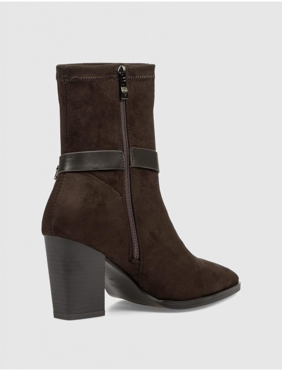 BOTiN LODI A ADELA MARRoN